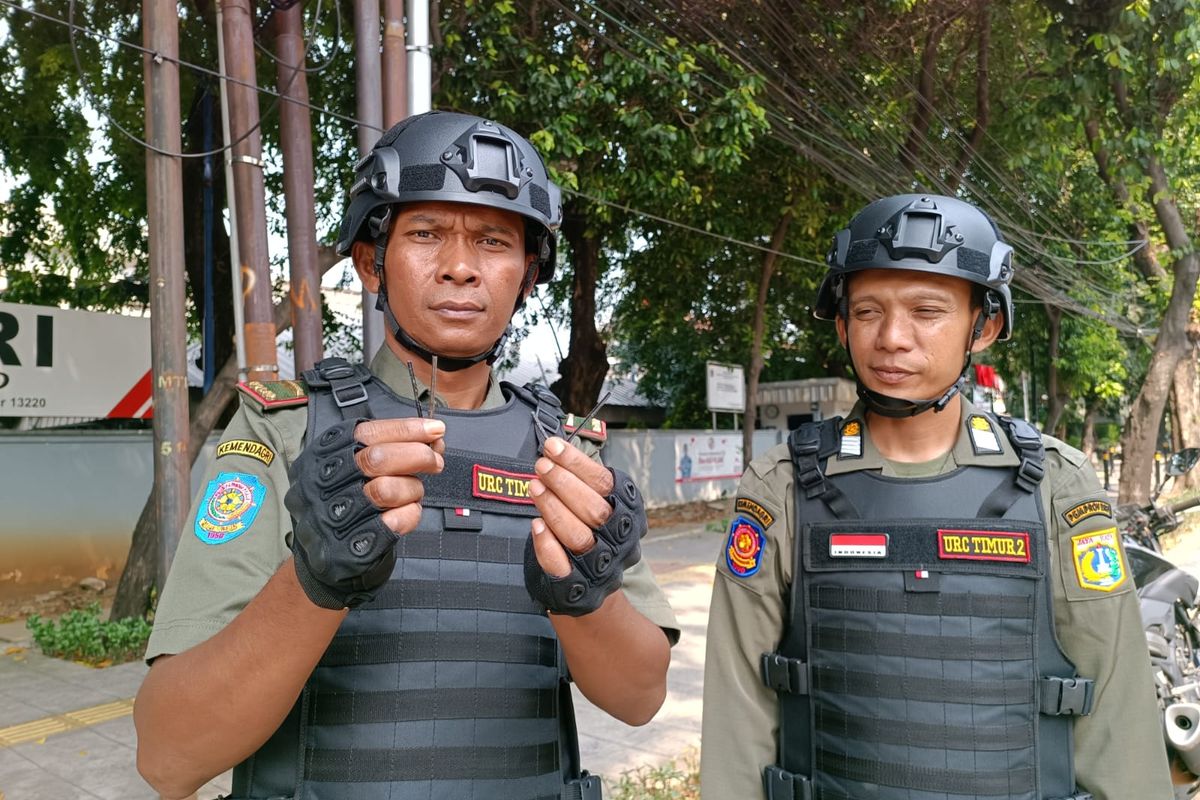 Temuan ranjau paku di sepanjang Jalan Pemuda dari lampu merah BAKAMLA hingga lampu merah Rabbani, Rawamangun, Pulogadung, Jakarta Timur, Senin (31/7/2023).