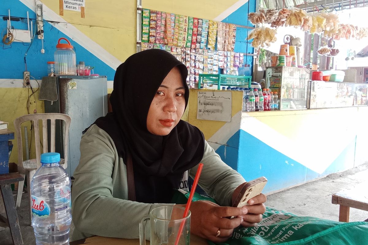 Prisma Wijayanti (35), penjual pisau cukur dan korek di Surabaya. Lulusan Sarjana Hukum Universitas Wijaya Putra ini berjualan demi 2 anaknya.