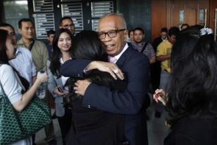 Terdakwa kasus dugaan suap hakim dan panitera PTUN Medan, OC Kaligis, bersama anak-anaknya disela-sela persidangan di Pengadilan Tipikor, Jakarta Pusat, Rabu (25/11/2015). Anak dan sejumlah artis menghadiri persidangan OC Kaligis untuk memberikan dukungan. 