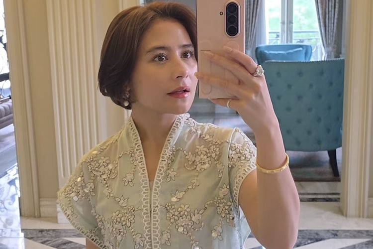 Prilly Latuconsina Tampil Anggun saat Lebaran, Pakai Blouse Brokat Mint&nbsp;