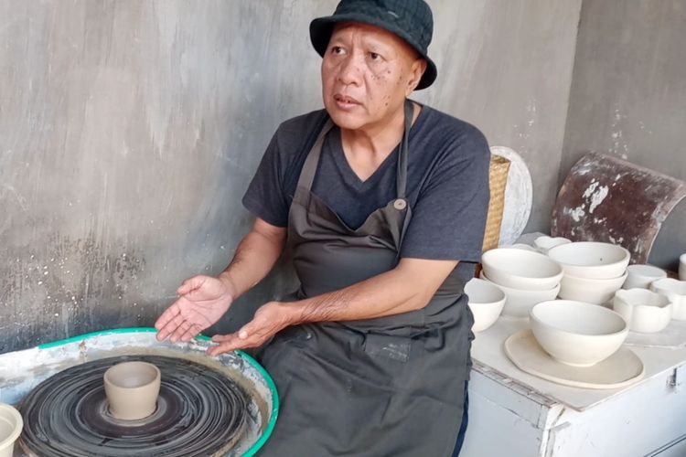 Seniman keramik asal Kota Batu, Jawa Timur yakni Muchlis Arif Sutopo (56) saat berada di Studio Mata Hati Ceramics. 
