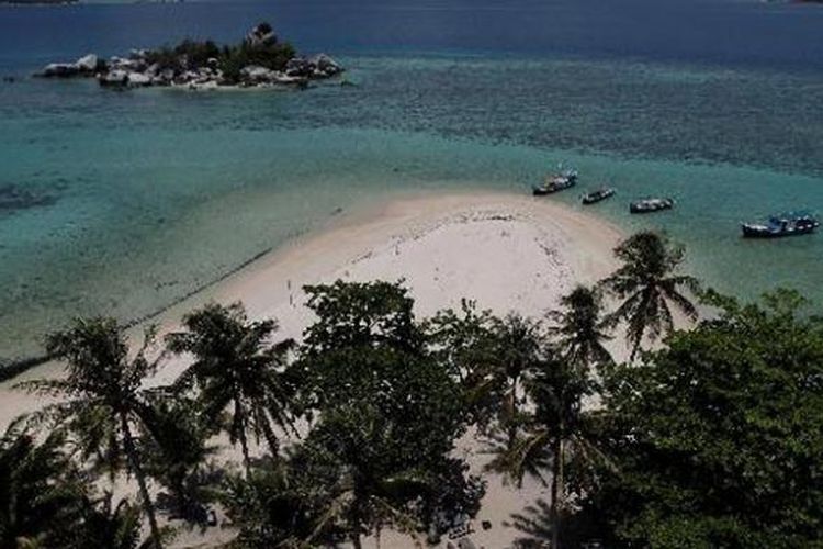 Pemandangan pantai dari atas mercusuar di Pulau Lengkuas, Belitung, Jumat (15/4/2011). Belitung terkenal dengan lokasi wisata yang memiliki keindahan pantai pasir putih berbatu granit artistik menjadi daya tarik wisatawan untuk berkunjung.