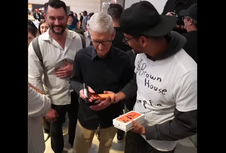 iPhone 17 Pro Max Jatuh Tepat di Depan CEO Apple