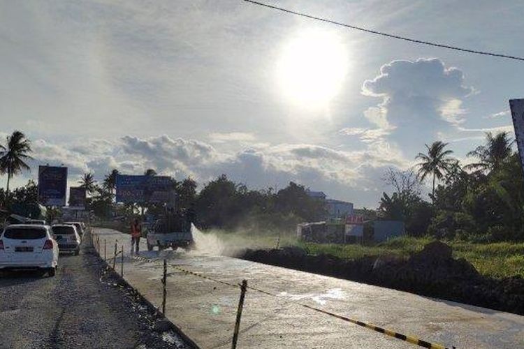 Situasi Jalan Terusan Ryacudu Lampung yang mulai diperbaiki sejak awal April 2023.