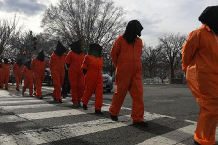 Sejumlah peserta unjuk rasa melakukan di Washington, DC, 11 Januari 2017 lalu. Aksi ini menandai 15 tahun masuknya tahanan pertama di pusat detensi Guantanamo.  