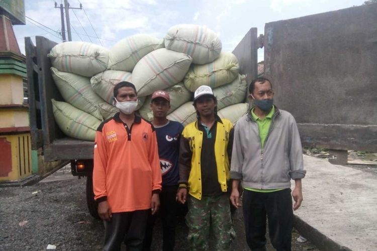 Bantuan dedak bekatul buat pakan ternak untuk warga lereng Gunung Semeru yang terdampak hujan abu vulkanik letusan Gunung Semeru