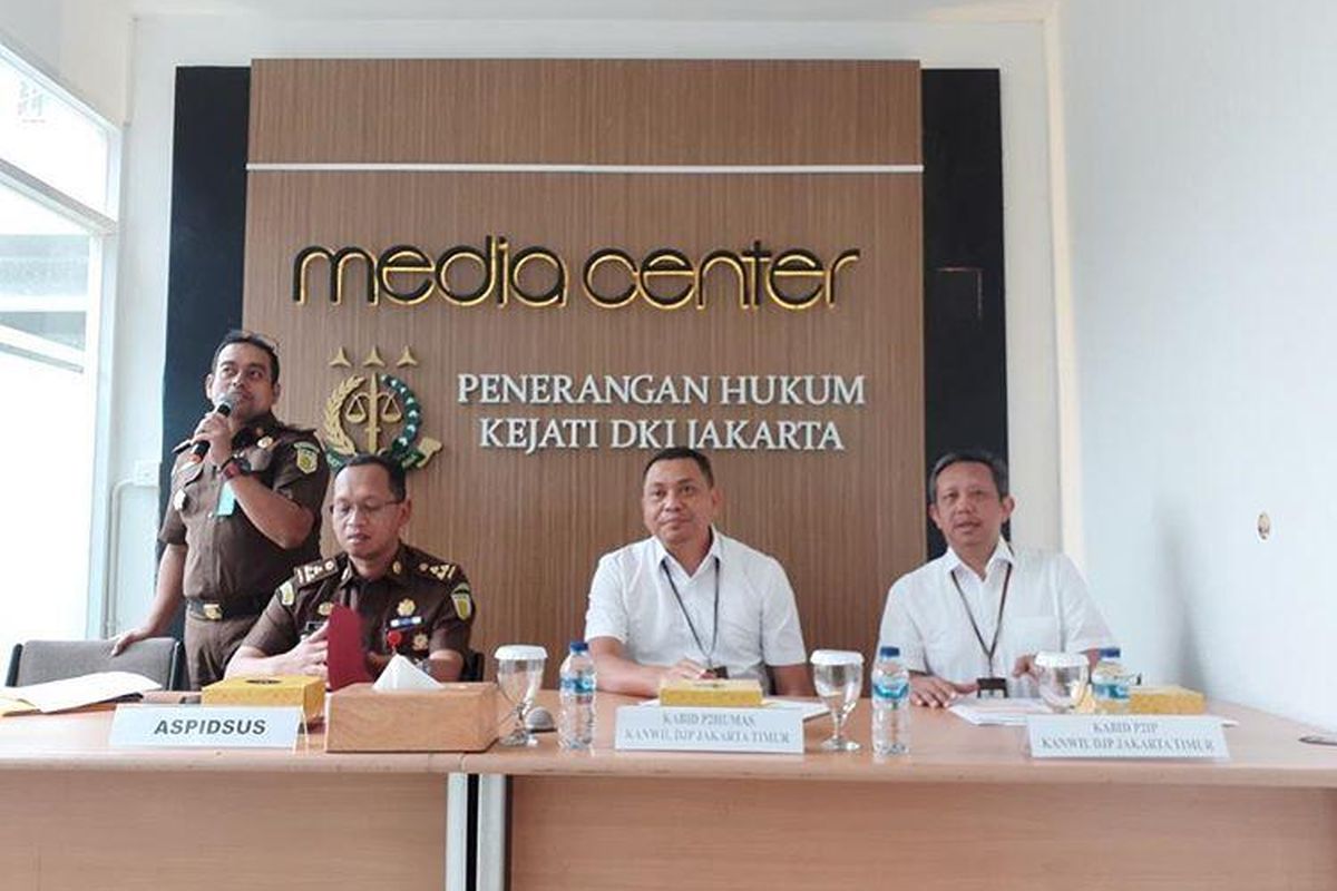 Kabid P2Humas Kantor Wilayah DJP Jakarta Timur, Widi Widodo (kedua kiri) dalam konferensi pers penanganan pelanggaran pajak di Jakarta, Kamis (30/1/2020).