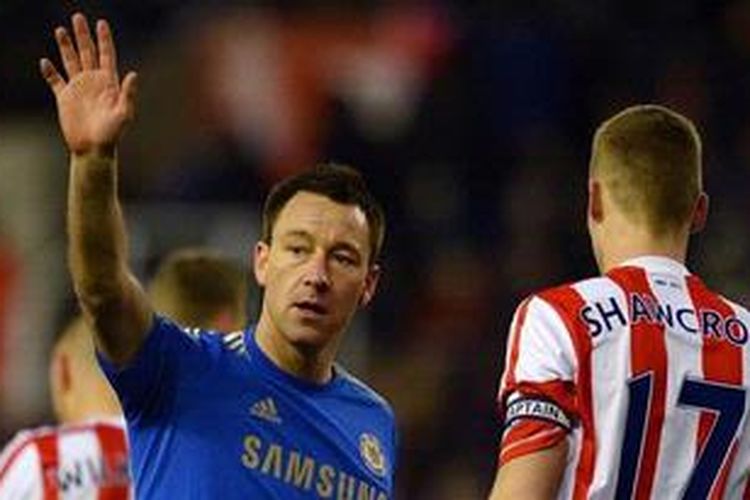 Bek Chelsea dari Inggris, John Terry, melambaikan tangan ke arah tribun penonton setelah laga Premier League antara timnya melawan Stoke City di Stadion Britannia, Sabtu (12/1/2013). 
