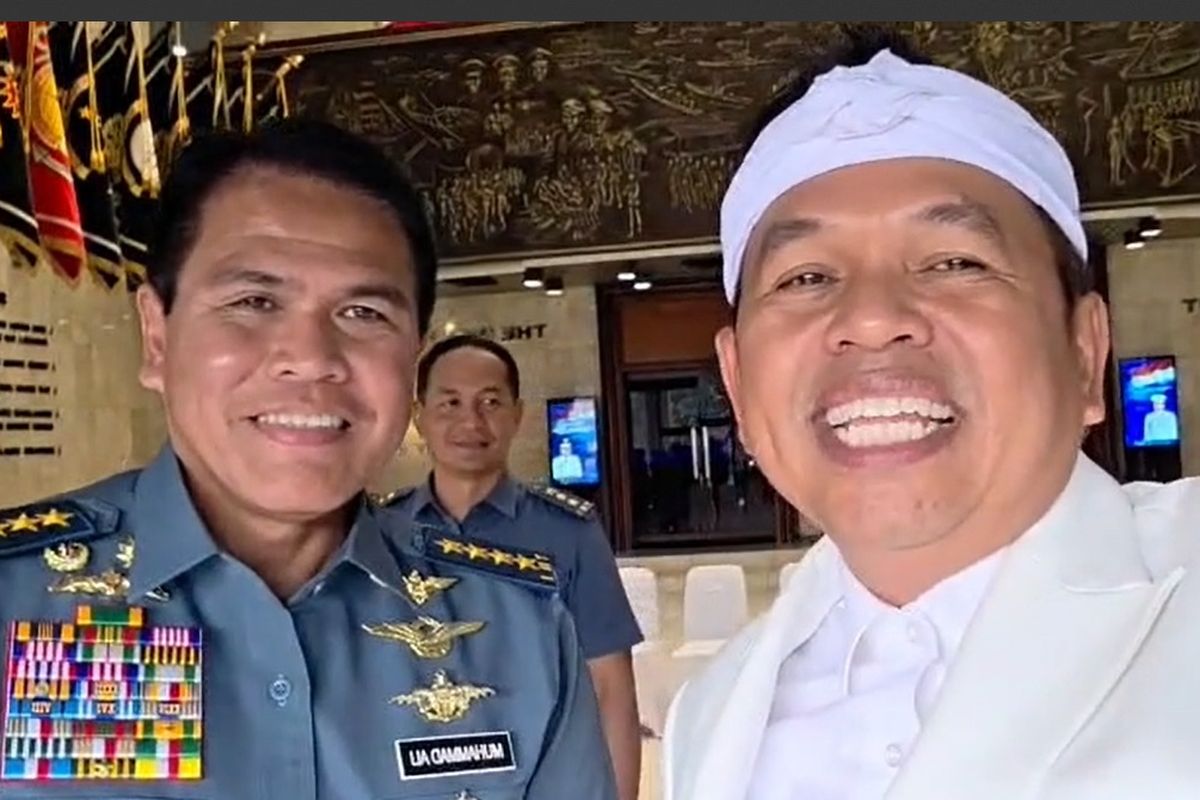 Gubernur Jawa Barat Dedi Mulyadi melakukan vlog bersama Kasal Laksamana Muhammad Ali usai pertemuan membahas sejumlah kerja sama di bidang kelautan dan sungai di Jakarta, Rabu (25/6/2025).