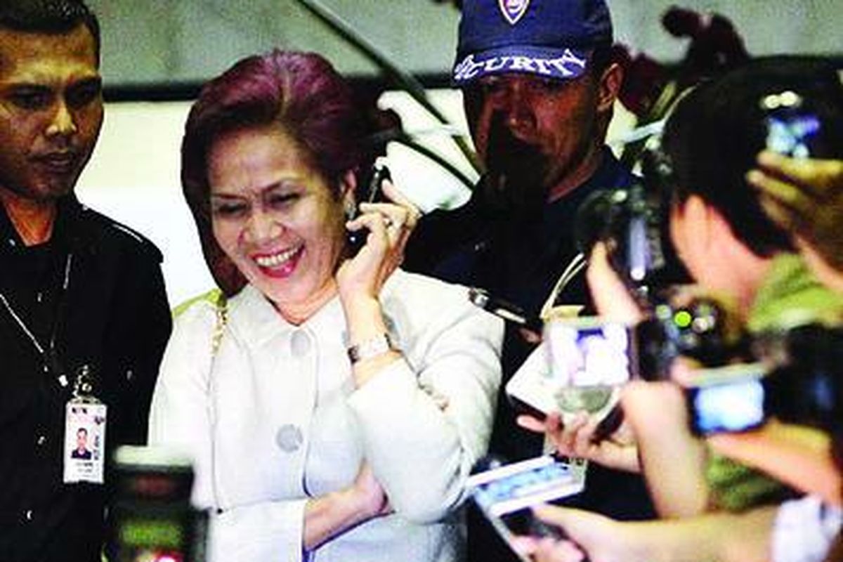 Mantan Deputi Gubernur Senior Bank Indonesia Miranda S Goeltom meninggalkan Gedung Komisi Pemberantasan Korupsi (KPK), Jakarta, Senin (25/10). Ia diperiksa penyidik KPK sebagai saksi dalam perkara dugaan suap pemilihan Deputi Gubernur Senior Bank Indonesia tahun 2004.