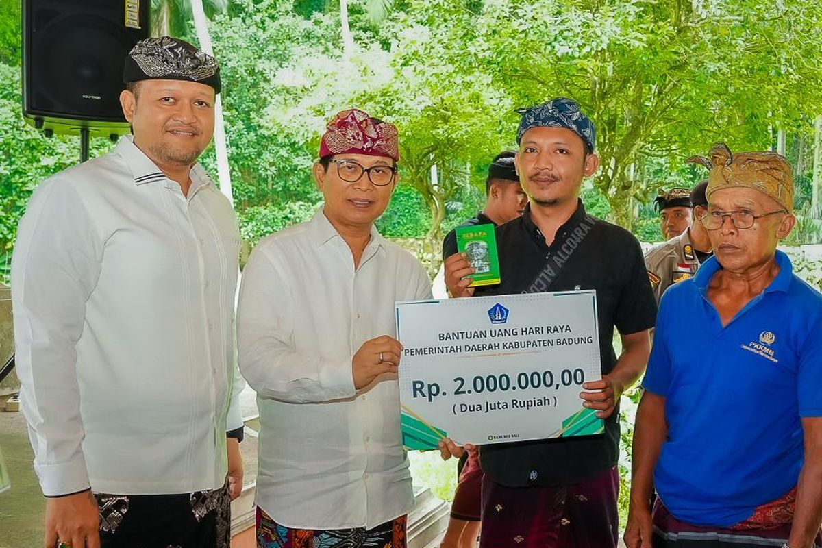 Bupati Badung I Wayan Adi Arnawa bersama Wakil Bupati Badung Bagus Alit Sucipta menyalurkan bantuan sosial (bansos) berupa uang tunai Rp 2 juta per Kepala Keluarga (KK) kepada 83.768 KK umat Hindu berpenghasilan maksimal Rp 5 juta per bulan.