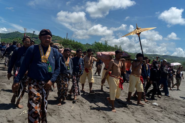 Abdi dalem Keraton Yogyakarta membawa sesaji saat prosesi Labuhan Pantai Parangkusumo di Bantul, Yogyakarta, Minggu (11/2/2024). Ritual yang digelar setiap tanggal 30 bulan Rajab dalam kalender Jawa tersebut dalam rangka memperingati bertahtanya Sri Sultan HBX. 