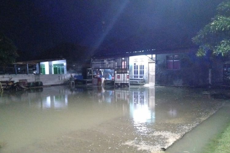 Banjir rob melanda pesisir Desa Sedari, Kecamatan Cibuaya, Kabupaten Karawang, Rabu (26/5/2021) malam.