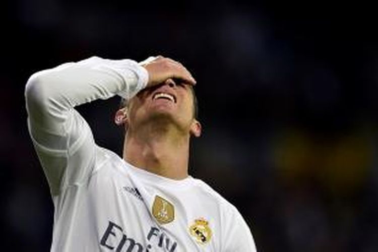 Ekspresi Cristiano Ronaldo saat Real Madrid kalah dari Barcelona di kandang sendiri, Sabtu (21/11/2015). 