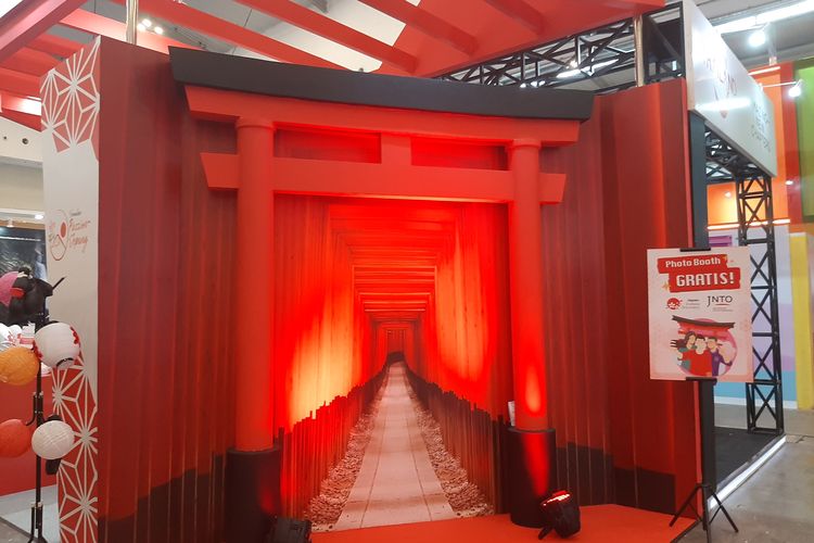Stand Foto dengan Objek Wisata Jepang di Astindo Travel Fair 2023, Kamis (23/2/2023)
