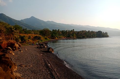 Menikmati Air Hangat Alami di Bibir Pantai Kawaliwu Larantuka