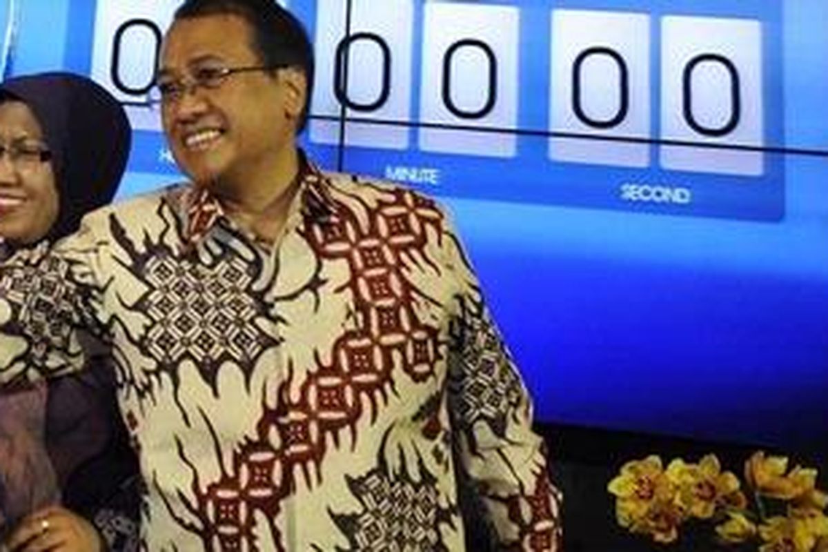 Dirjen Pengelolaan Utang Kementerian Keuangan Rachmat Waluyanto (kanan) bersama Ketua Bapepam LK Nurhaida (kiri).