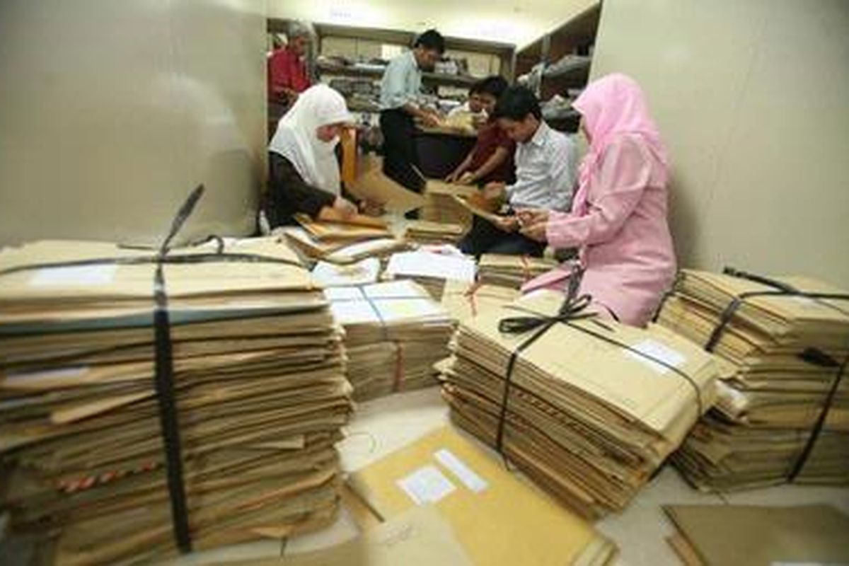 Karyawan Kantor Pajak Pratama (KPP) mensortir dan mengelompokkan sekitar 20.252 Surat Pemberitahuan (SPT) pajak yang telah disetorkan wajib pajak pribadi di wilayah Tanah Abang Tiga.