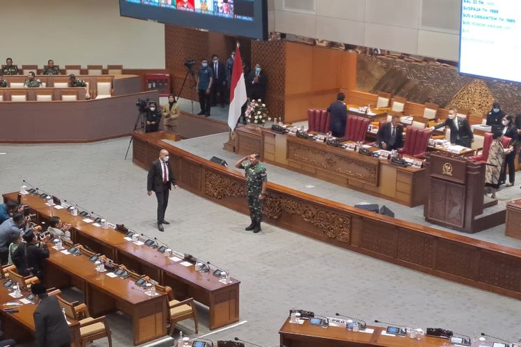 Momen Laksamana Yudo Margono memberi hormat kepada anggota DPR usai disahkan menjadi Panglima TNI di Gedung DPR, Senayan, Jakarta Pusat, Selasa (13/12/2022). 