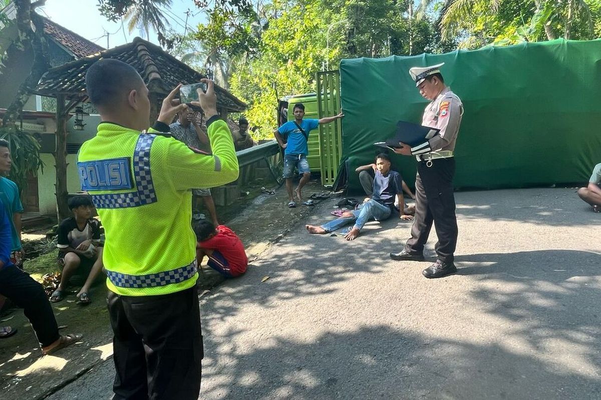 #---Anggota unit Gakkum Satlantas Polres Trenggalek, melakukan olah tempat kejadian perkara (TKP) di lokasi truk Fuso yang terguling di jalur Ekstrim  Kecamatan Kampak - Dongko Trenggalek Jawa Timur, Rabu (05/03/2025)---#