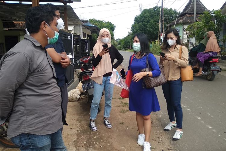 Pasca-viral warga memborong mobil dan jadi miliarder, sejumlah sales berdatangan ke Desa Sumurgeneng untuk menjajakan produk mereka.