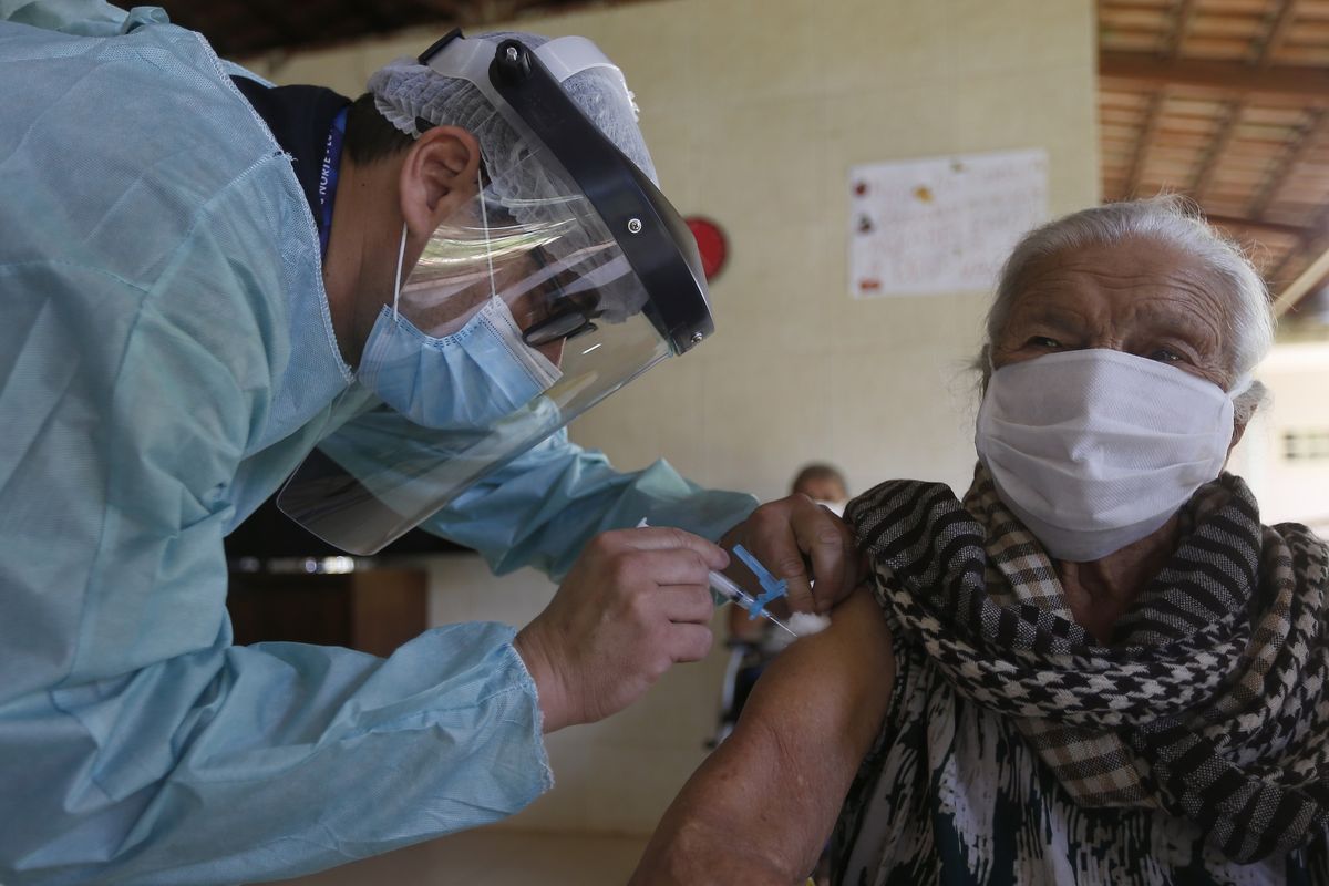 Seorang warga lanjut usia menerima satu dosis vaksin Covid-19 buatan China di Brasilia, Brasil, pada 22 Januari 2021.