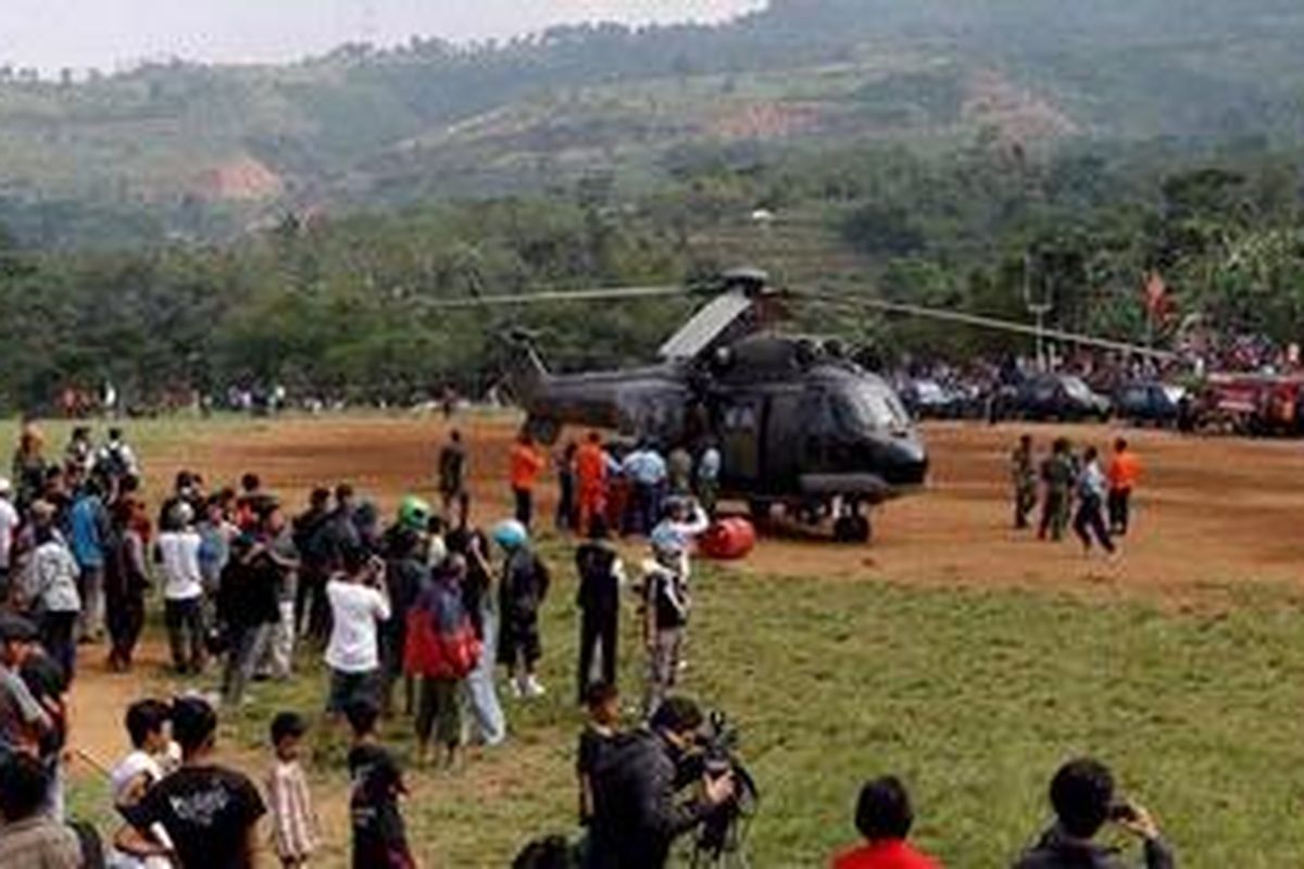 Helikopter Super Puma milik TNI yang akan digunakan untuk evakuasi korban jatuhnya pesawat Sukhoi Super Jet 100, mendarat di lapangan Desa Cipelang, Kecamatan Cijeruk, Bogor, Jumat (11/5/2012).  
