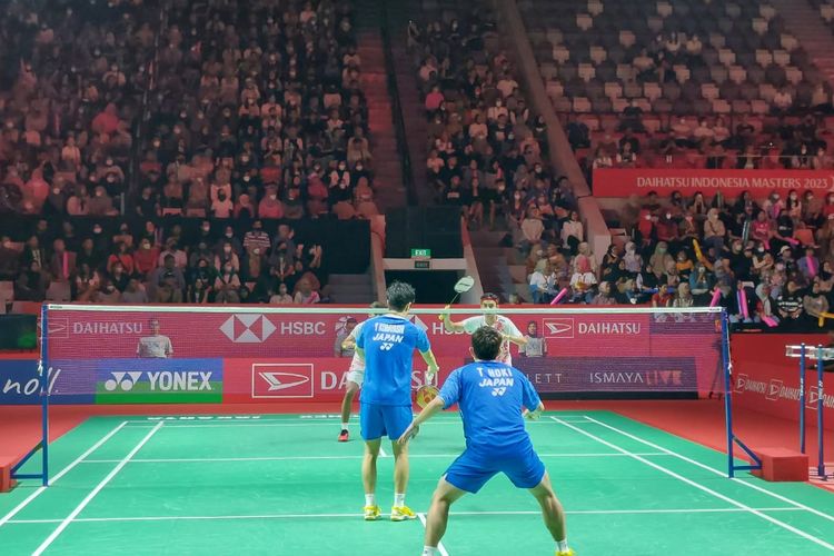 Ganda putra Jepang, Takuro Hoki/Yugo Kobayashi, saat melawan Muhammad Shohibul Fikri/Bagas Maulana pada perempat final Indonesia Masters 2023 di Istora Senayan, Jakarta, Jumat (27/1/2023). 