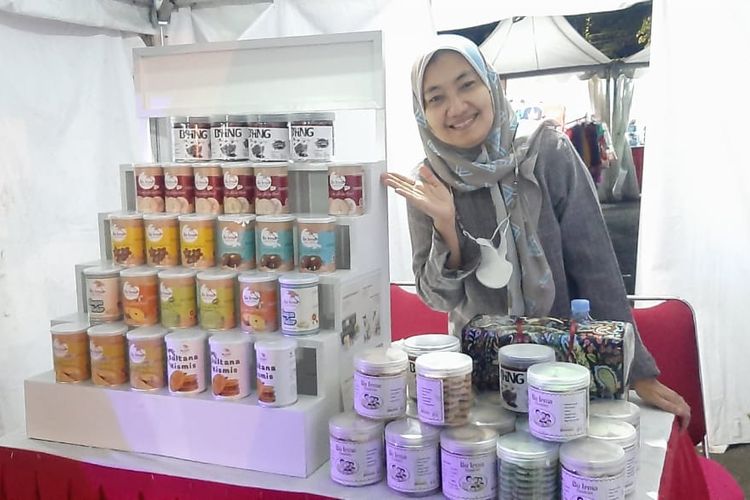 Ibu Irma, seorang IRT yang memulai bisnis dengan berjualan sagon bakar.