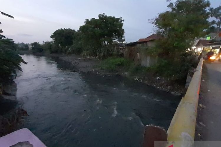 Sungai Cirarab yang melintasi Desa Pisangan Jaya, Kecamatan Sepatan, Kabupaten Tangerang, memunculkan aroma bau yang diduga berasal dari salah satu limbah pabrik oli di daerah itu. 
