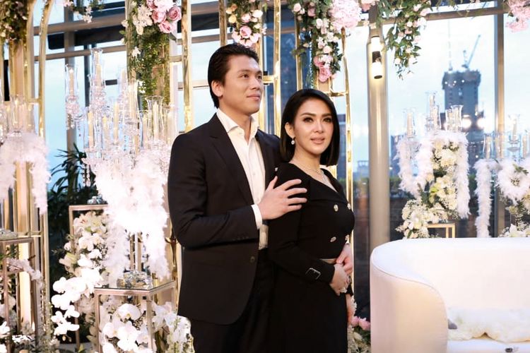 Penyanyi Syahrini bersama suaminya, pengusaha Reino Barack dalam jumpa pers di Penthouse Grand Hyatt Hotel, Tanah Abang, Jakarta Pusat, Minggu (10/3/2019).
