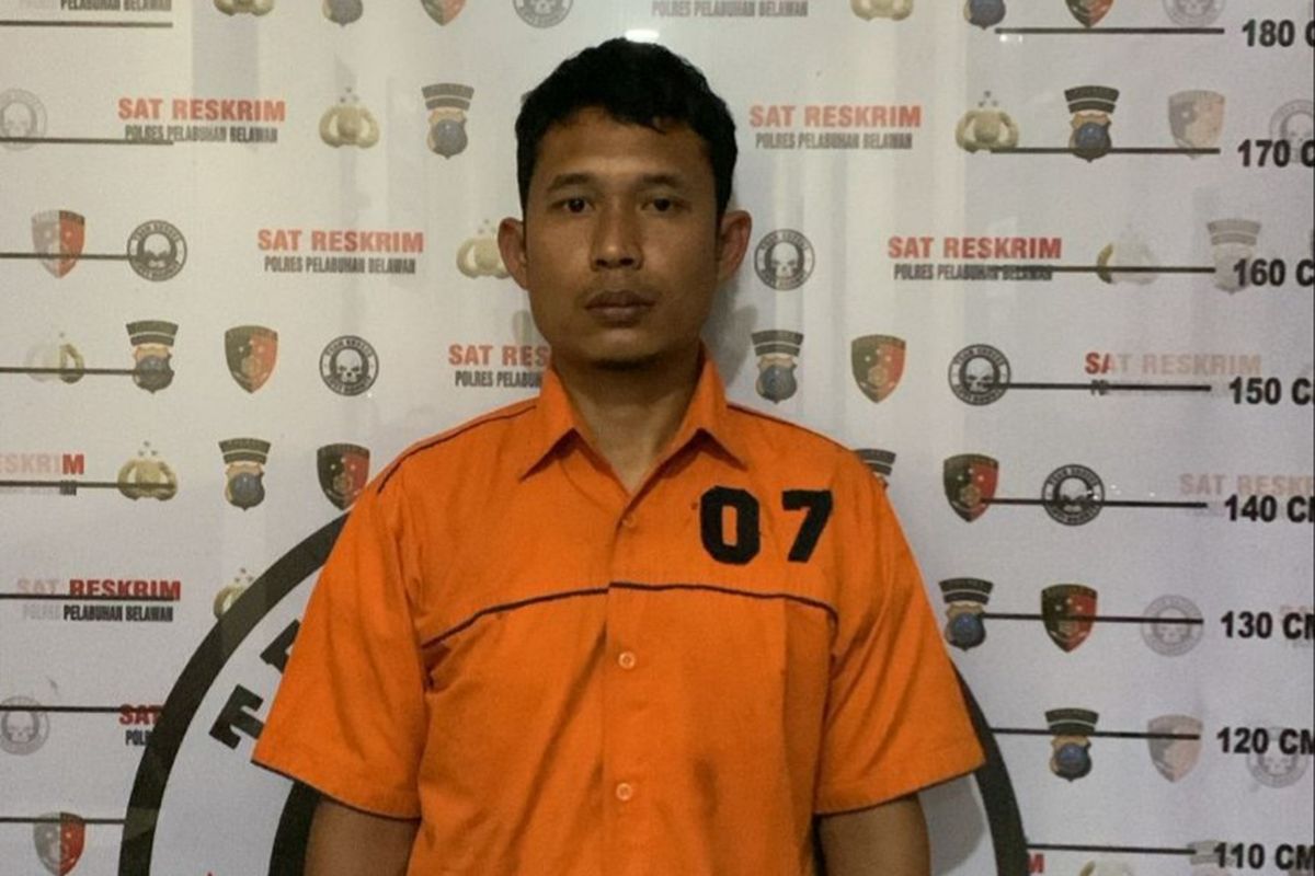 Supriadi Mubarak (32) ditahan di Polres Pelabuhan Belawan pada Kamis (13/2/2025). Dia menjadi tersangka perampokan seorang remaja di Jalan Suasa Tengah, Kota Medan. 