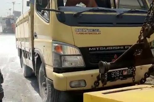 Truk Semen Kecelakaan di Tol Cawang, Seluruh Muatannya Tumpah ke Jalan