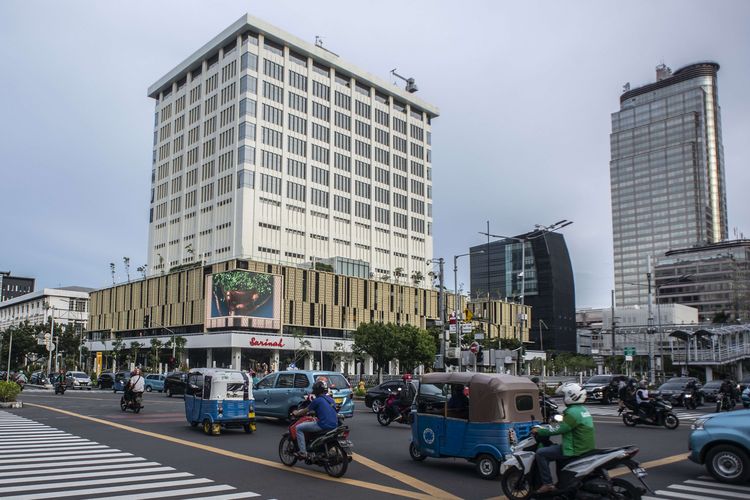 Kendaraan melintas di dekat Gedung Sarinah pascarenovasi di Jakarta, Sabtu (19/3/2022). Pusat perbelanjaan atau mal tertua di Indonesia itu akan dibuka untuk umum mulai 21 Maret 2022.