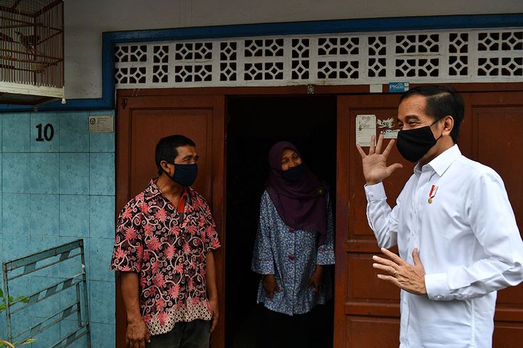 Presiden Joko Widodo (kanan) berbincang dengan warga saat meninjau proses distribusi sembako tahap ketiga bagi masyarakat kurang mampu dan terdampak Covid-19 di kawasan Johar Baru, Jakarta Pusat, Senin (18/5/2020). Dalam blusukan ini, Presiden Jokowi ingin mengecek langsung penyaluran sembako pada masyarakat setempat.