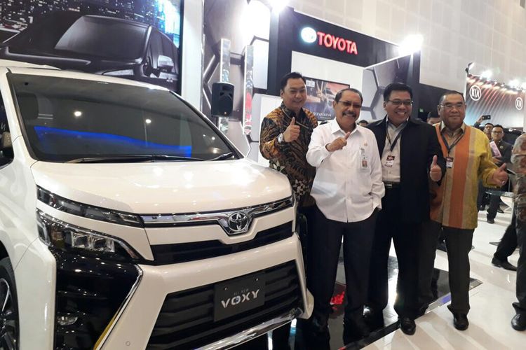 Toyota Voxy diperkenalkan di GIIAS Surabaya 2017.