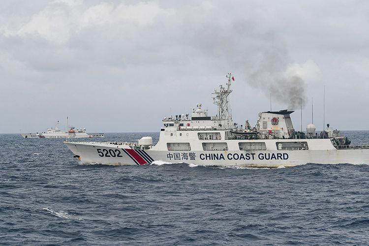 Kapal Coast Guard China-5202 dan Coast Guard China-4301 membayangi KRI Usman Harun-359 saat melaksanakan patroli mendekati kapal nelayan pukat China yang melakukan penangkapan ikan di ZEE Indonesia Utara Pulau Natuna, Sabtu (11/1/2020). Dalam patroli tersebut KRI Usman Harun-359 bersama KRI Jhon Lie-358 dan KRI Karel Satsuitubun-356 melakukan patroli dan bertemu enam kapal Coast Guard China, satu kapal pengawas perikanan China, dan 49 kapal nelayan pukat asing.