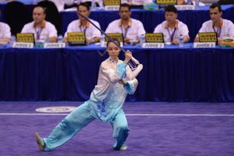 Lindswell Kwok kembali memukau para dewan juri saat beraksi menggunakan pedang di nomor Taijijian Putri Kejuaraan Dunia Wushu 2015 di Istora Senayan, Jakarta, Minggu (15/11/2015). Lindswell menyumbang emas kedua bagi Indonesia melalui nomor Taijijian Putri.