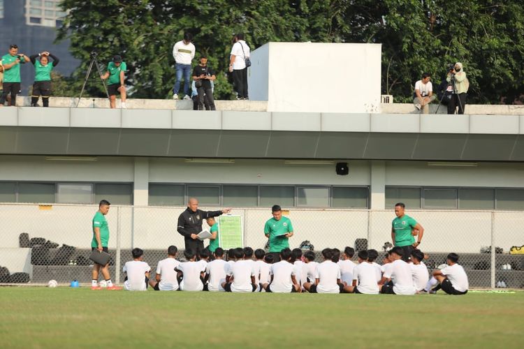Pelatih Nova Arianto ketika melakukan seleksi untuk timnas U16 Indonesia. (Dok. PSSI). 