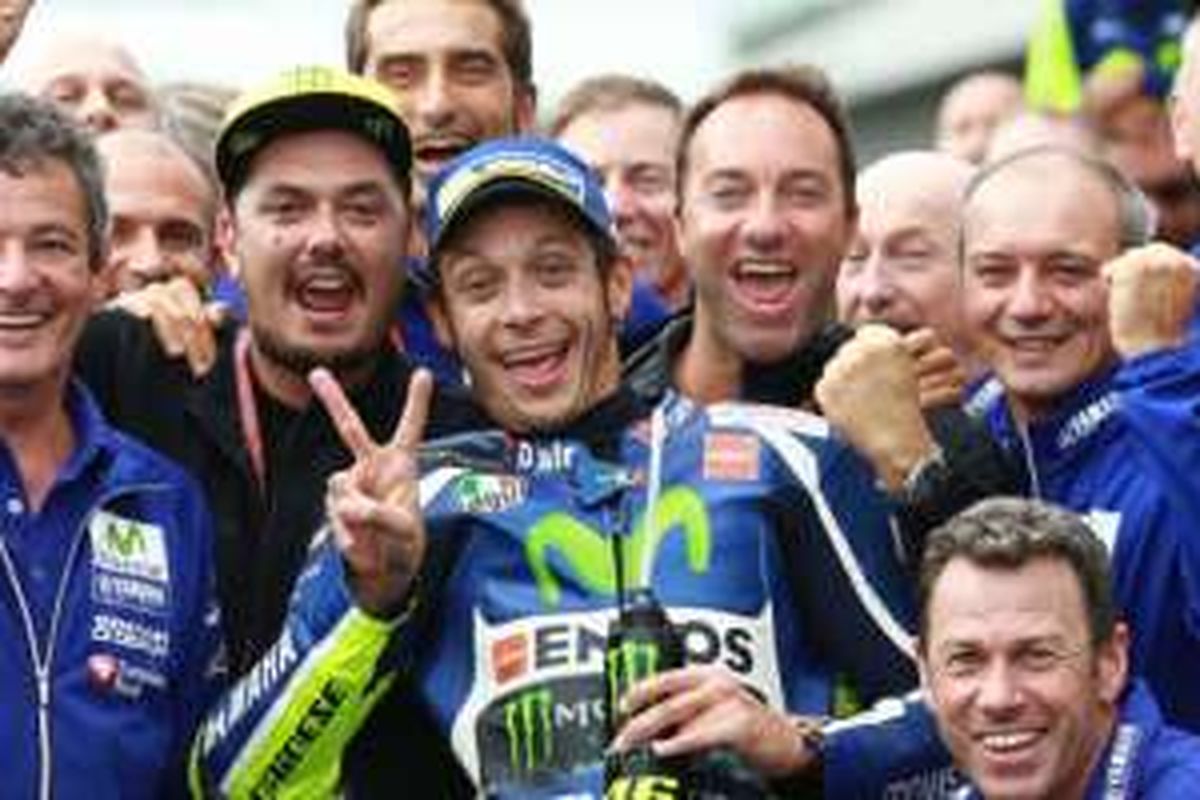 Rossi saat merayakan raihan podium kedua di GP Ceko, Minggu (21/8/2016).