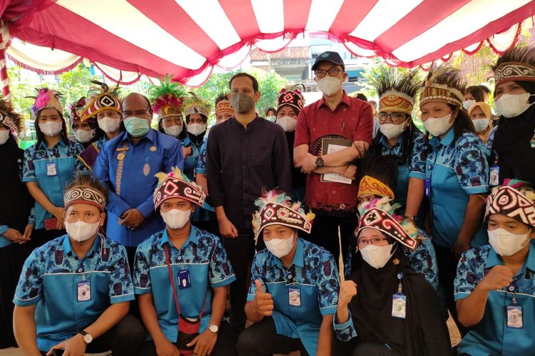 Mendikbud foto bersama guru penggerak kota sorong