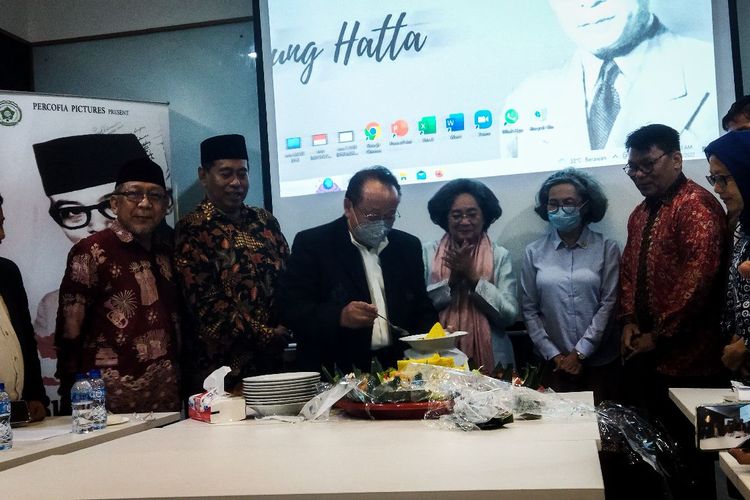Para pembuat film dan dua anak Mohammad Hatta, Meutia Hatta dan Gemala Hatta, dalam acara syukuran rencana produksi film Hatta The Movie di kawasan Kuningan, Jakarta Selatan, Rabu (14/9/2022).