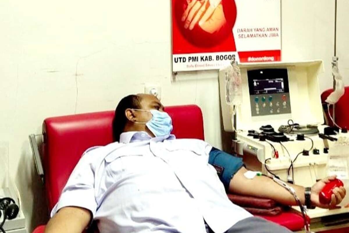 Ketua DPRD Kota Bogor Atang Trisnanto melakukan donor darah konvalesen sambil menunggu waktu berbuka puasa, Kamis (22/4/2021).