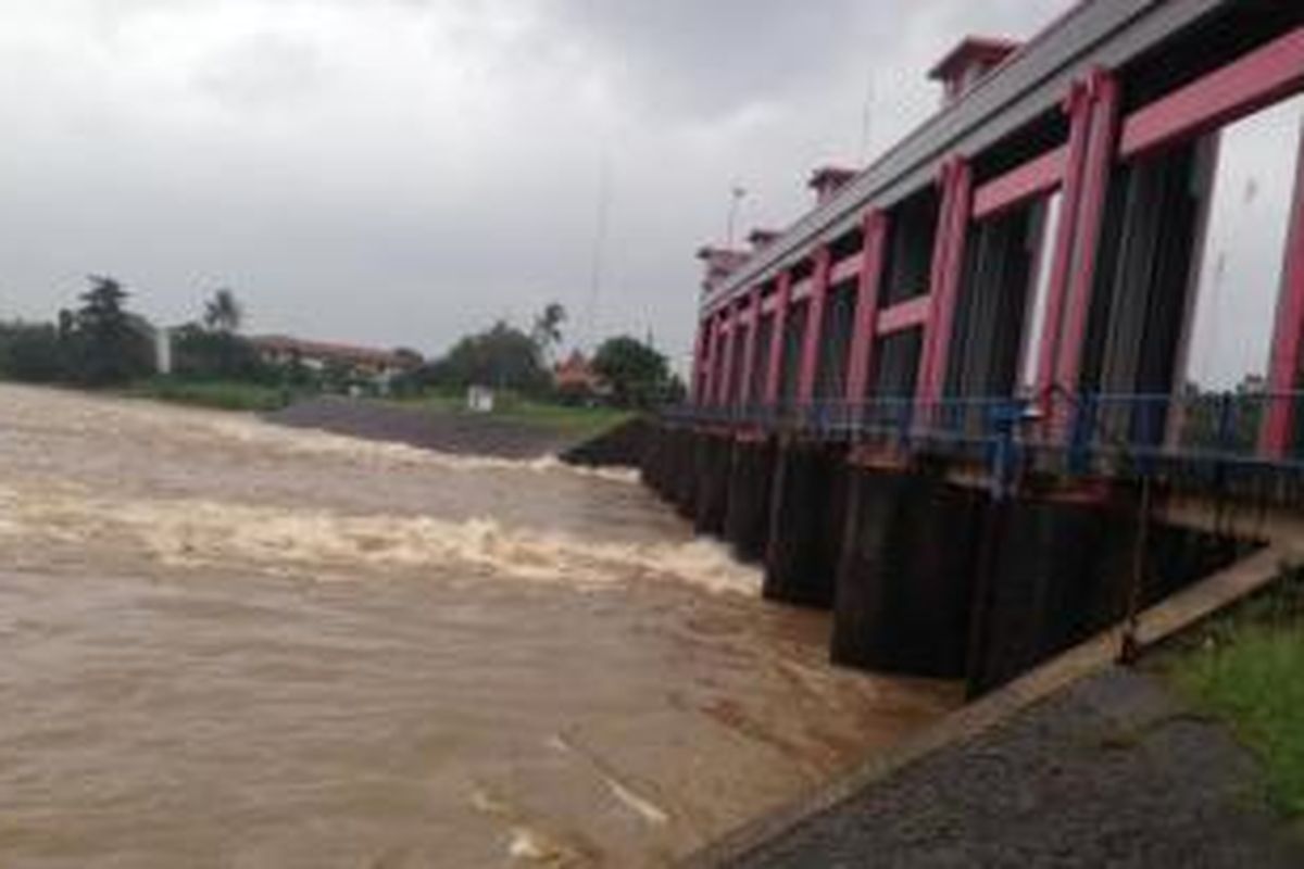 Kondisi Bendungan Pasar Baru Cisadane, Kota Tangerang, Selasa(21/1/2014). Bendung itu berada di daerah aliran Sungai Cisadane.