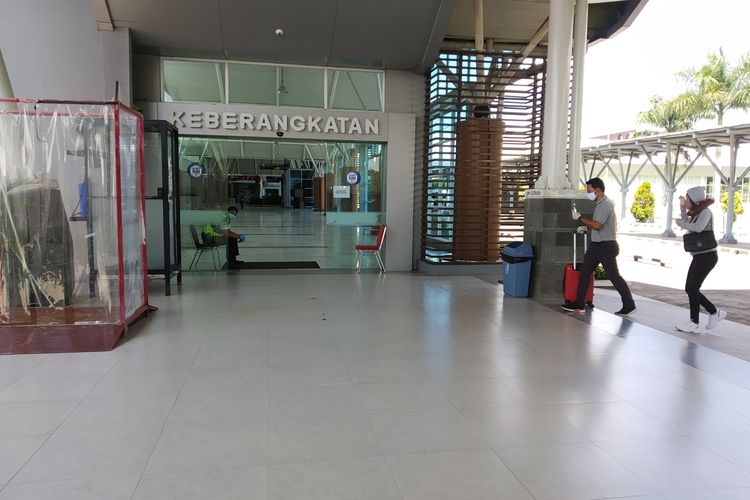 Suasana pintu keberangkatan Bandara Internasional Lombok pasca penutupan