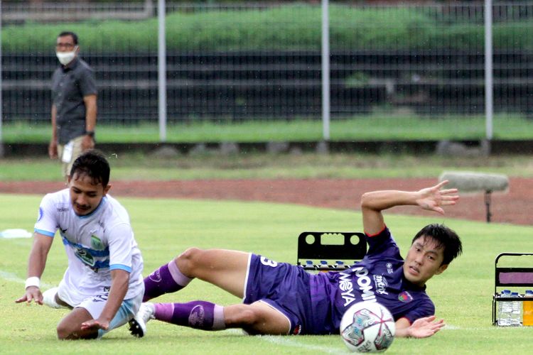 Pemain asing Persita Tangerang Sin Yeong Bae terjatuh seusai duel dennen pemain Persela Lamongan Gian Zola (Kiri) pada pertandingan pekan 19 Liga 1 2021-2022 yang berakhir dengan skor 3-0 di Stadion I Gusti Ngurah Rai Denpasar, Bali, Selasa (11/1/2021) sore.