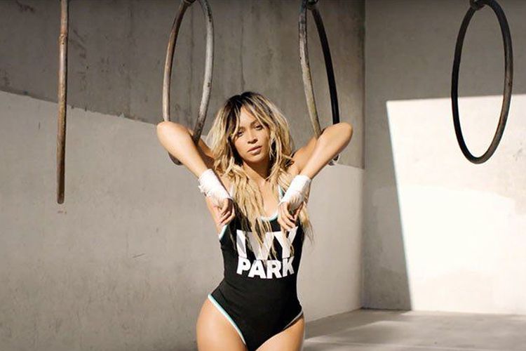 Penyanyi Beyoncé berpose mengenakan produk Ivy Park. Penyanyi asal Amerika Serikat itu akan berkolaborasi bersama Adidas untuk membuat koleksi pakaian dan peralatan olahraga. 