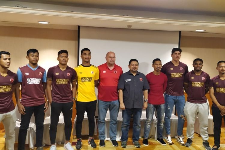 CEO PSM Makassar Munafri Arifuddin (biru) bersama pelatih Bojan Hodak saat memperkenalkan 8 pemain baru di musim ini, Rabu (8/1/2020).