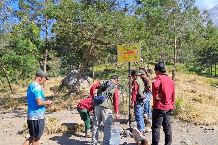 Gunung Merapi Masih Ditutup, Papan Larangan Pendakian Dipasang di Sapu Angin dan Kali Talang Klaten