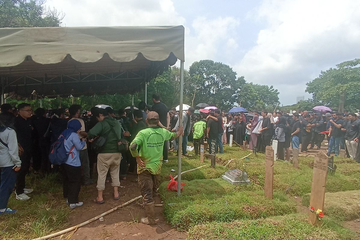 Suasana Pemakaman Lula Lahfah di TPU Rawa Terate Dipadati Pelayat